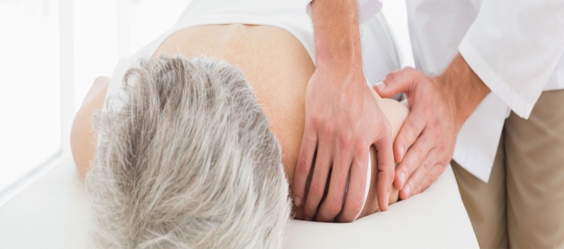Image de fond Oxteo avec une dame âgée soignée par un ostéopathe